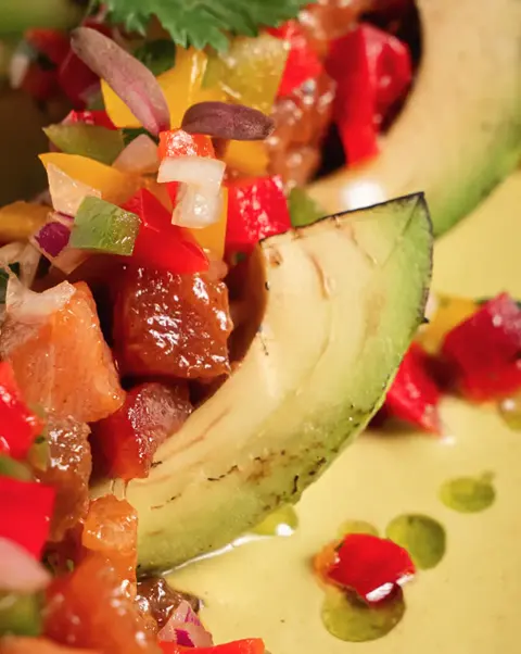 El detalle. Tartar sobre aguacate