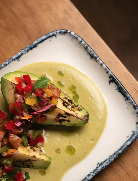 Aguacate marcado. Sobre crema de cilantro
