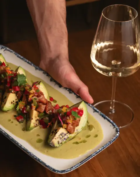 Aguacate a la brasa. Con tartar y crema fría