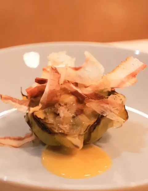 Alcachofa con jamón. Confitada y crujiente