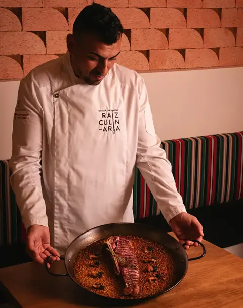 El pase del arroz. Juan Delgado sacando la paella