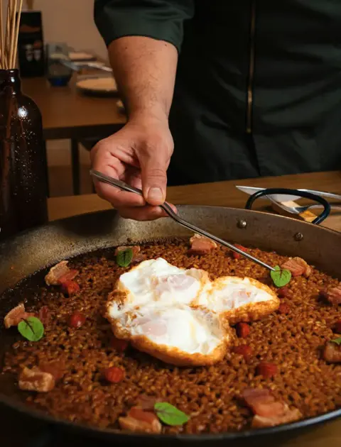 Arroz con huevo. De corral, roto al servir