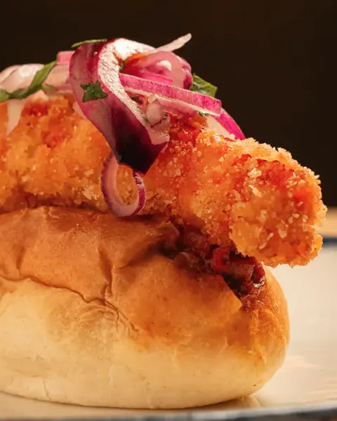 El bocadillo. De croqueta y encurtido