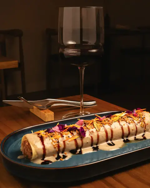 Canelón. Con bechamel y reducción