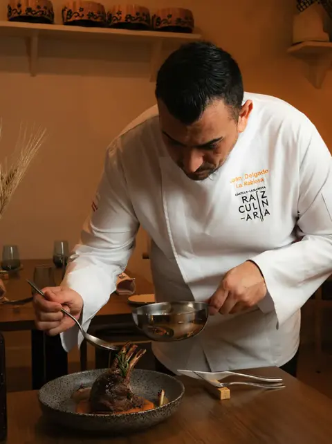 Juan Delgado. Terminando el plato