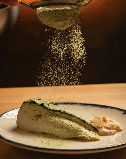 El tamiz. Polvo verde sobre el plato