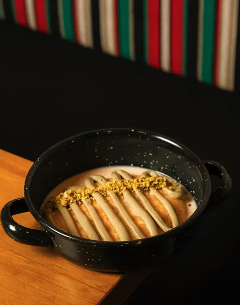 Croquetas en cazuela. Con crema y pistacho