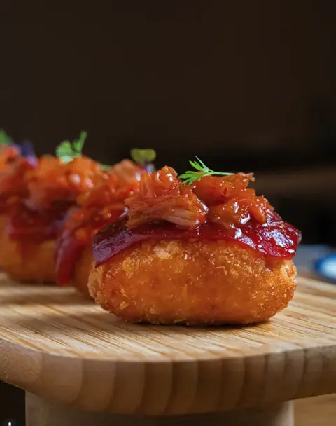 Croquetas en tabla. Con su cobertura