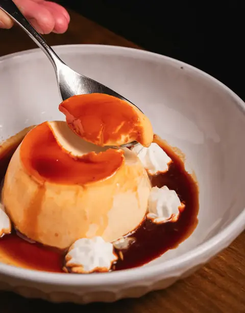 La cuchara. Rompiendo el flan