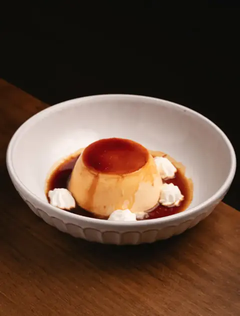 Flan de la casa. Con nata montada