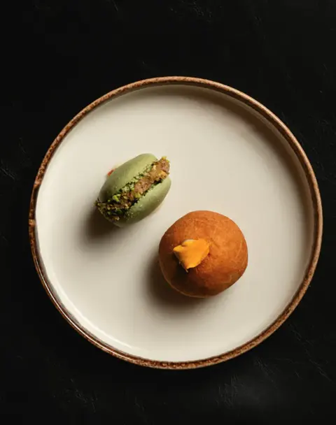 Macaron y buñuelo. Los dos petit fours