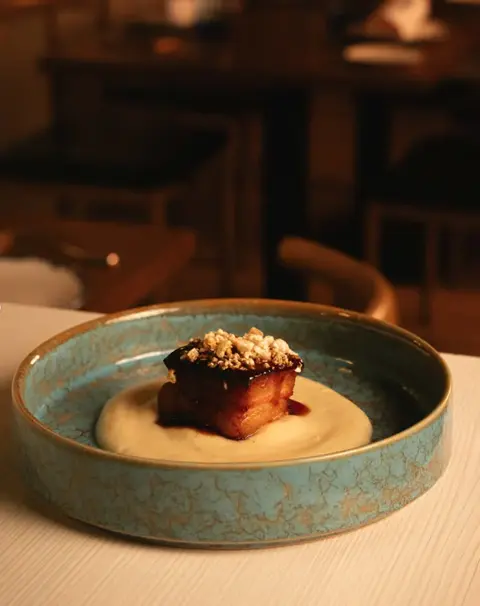 Panceta glaseada. Con crujiente de arroz