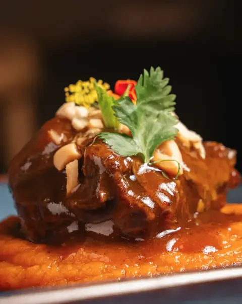 Rabo de toro. Sobre crema de calabaza