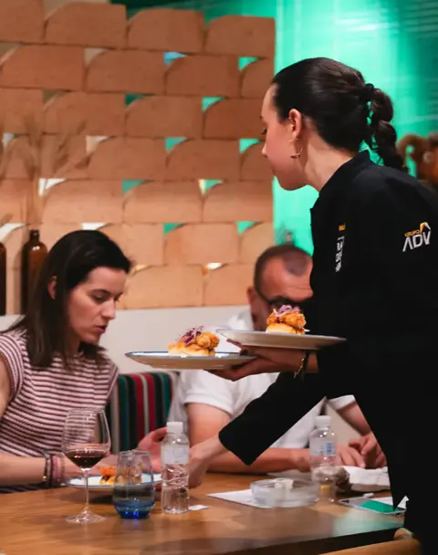 El servicio. Llegando a la mesa
