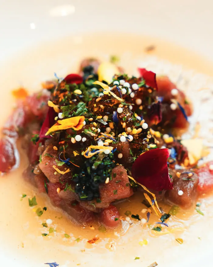Tartar de atún rojo con flores comestibles