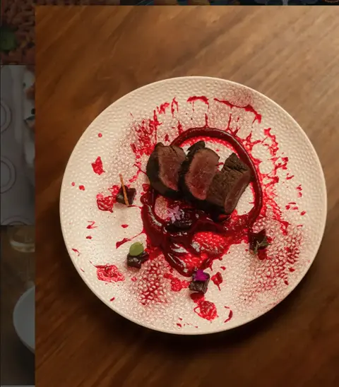 Venado. Con frutos rojos