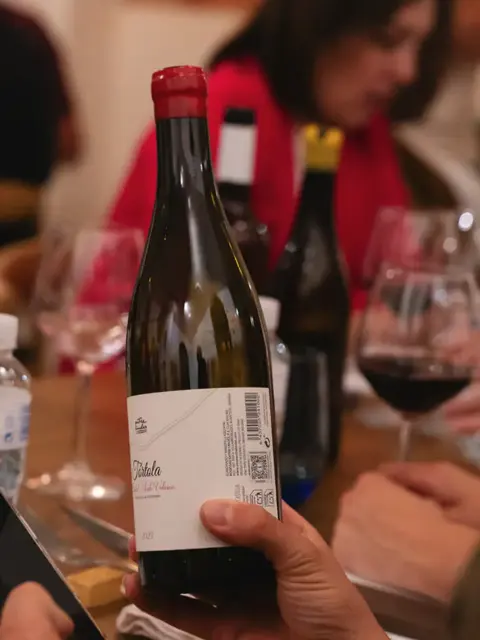 Vino en mesa. De la tierra