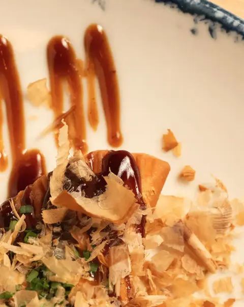 Virutas de bonito. Sobre el plato caliente