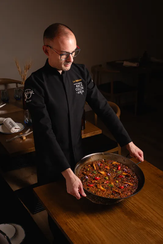 Álex Martínez llevando el arroz a la mesa
