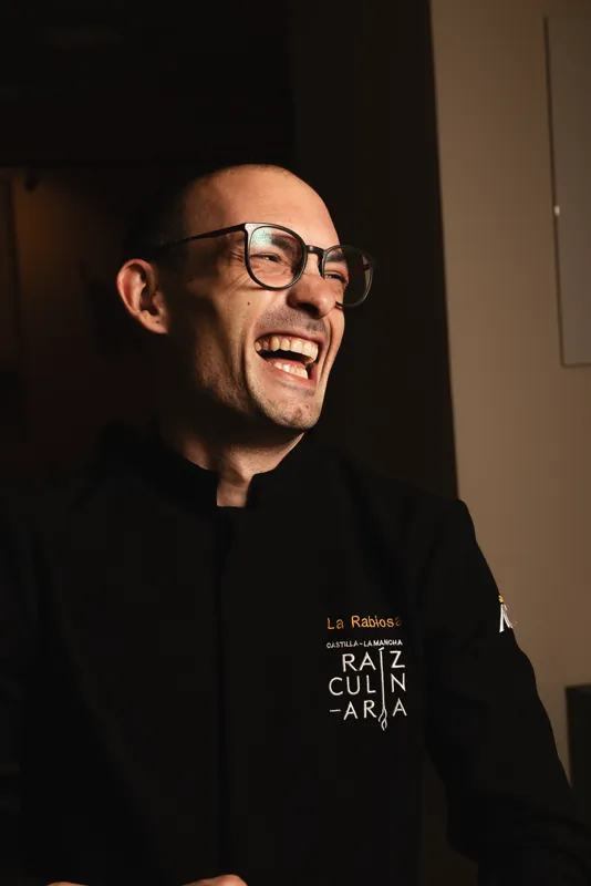 Álex Martínez riendo durante el servicio