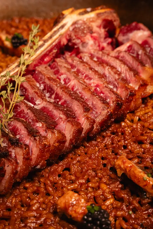 El corte. Chuleta madurada sobre arroz