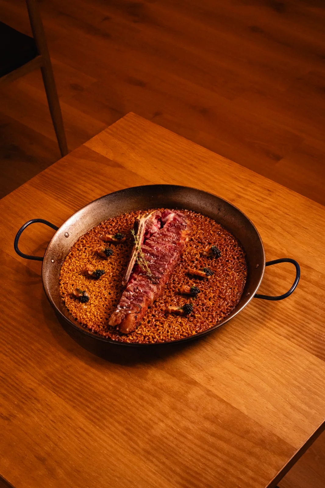 Arroz de chuleta madurada en la paella