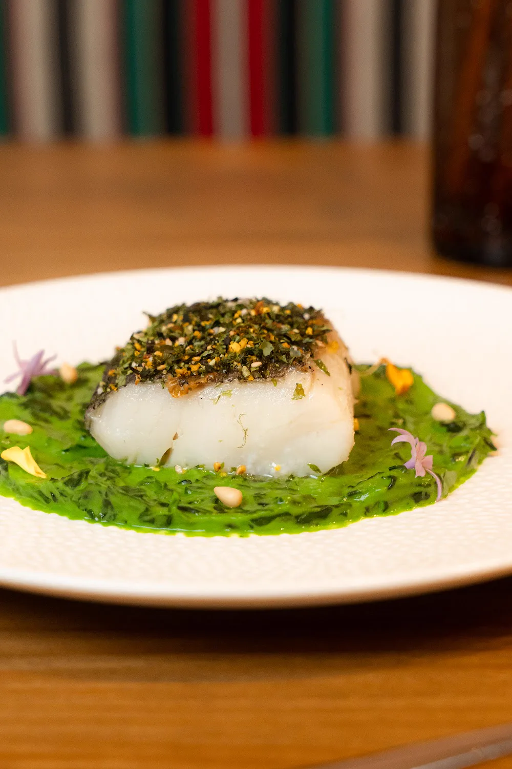 Lomo de bacalao sobre crema verde