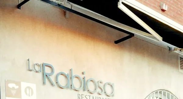 La entrada de La Rabiosa: pared encalada con el rótulo