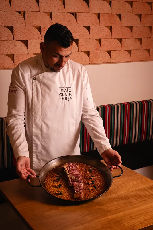 Juan Delgado con la paella recién hecha