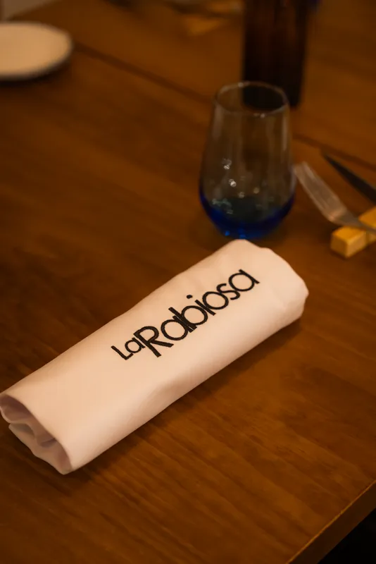 La servilleta. Con el logotipo bordado