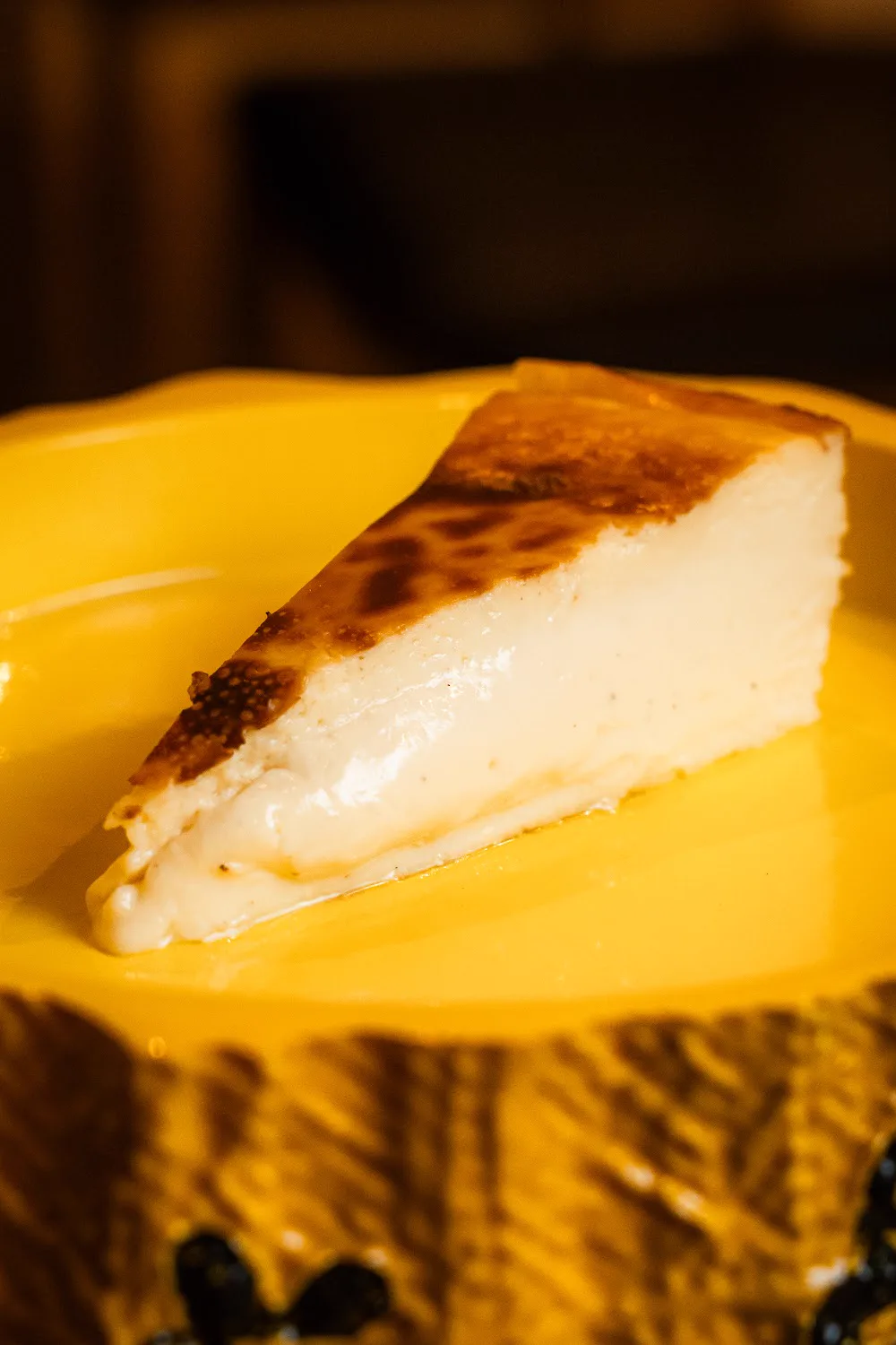 Porción de tarta de queso manchego