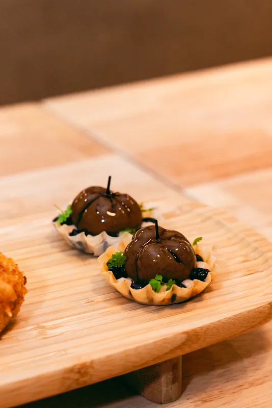 Aperitivos sobre tabla de madera