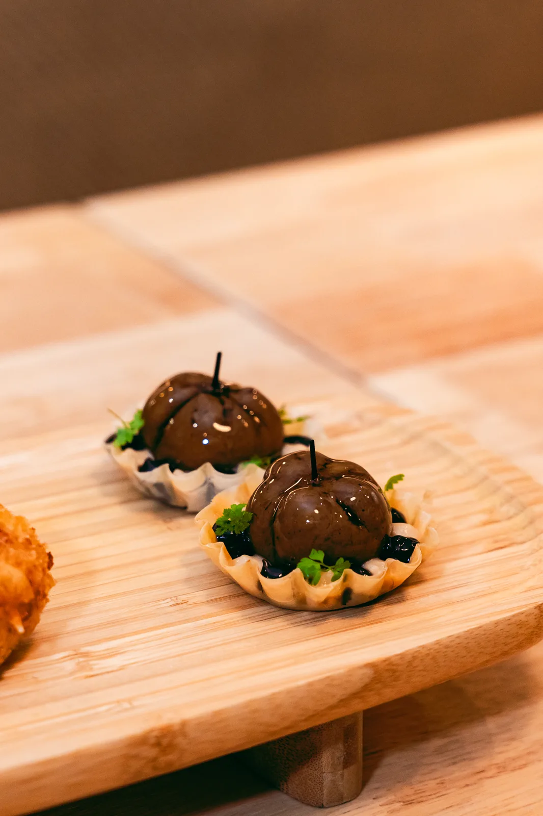 Aperitivos de la casa sobre tabla de madera