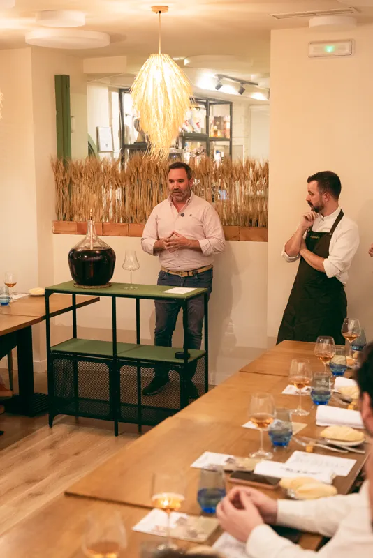 Los dos invitados de pie ante la mesa larga