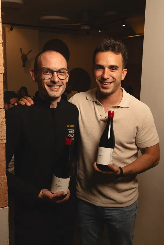 El equipo de sala y el bodeguero con una botella