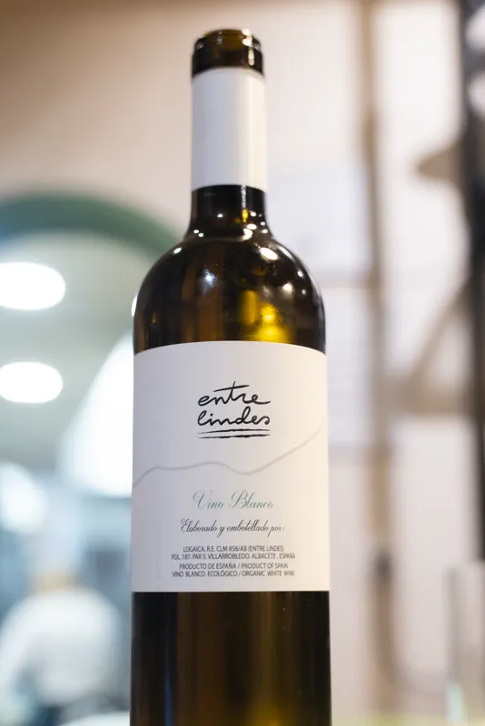 Botella de Entrelindes sobre la mesa larga