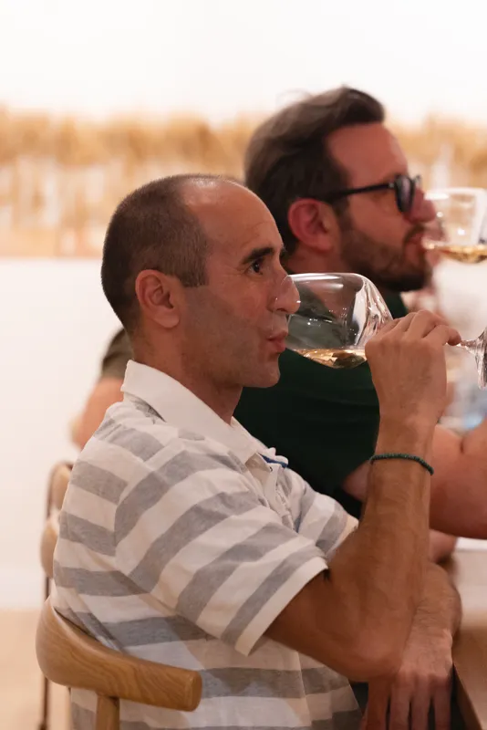 Un comensal catando el vino en la mesa