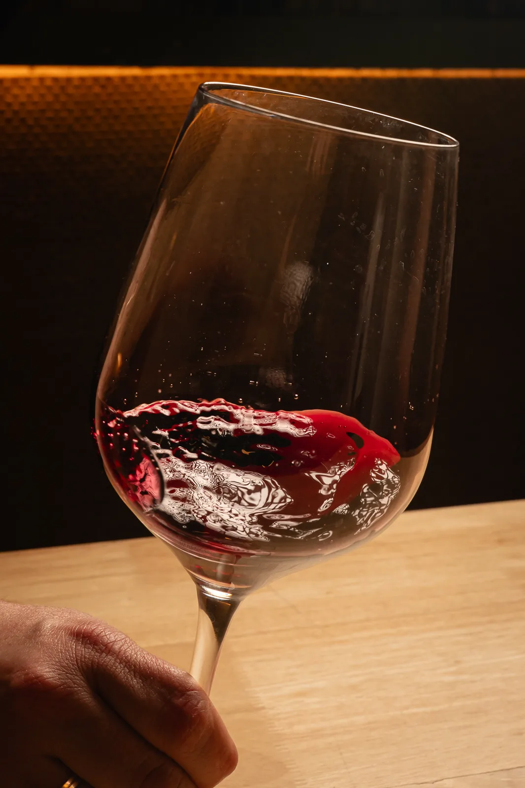 Copa de vino tinto al trasluz