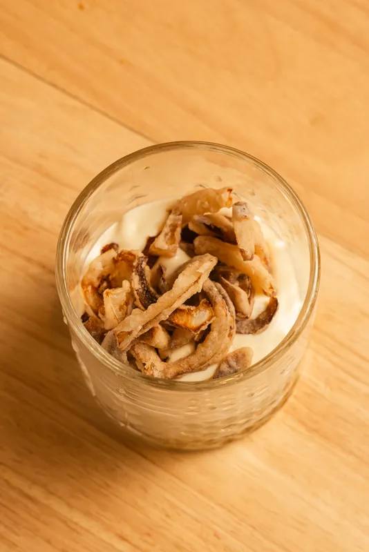 Postre en vaso con crujiente
