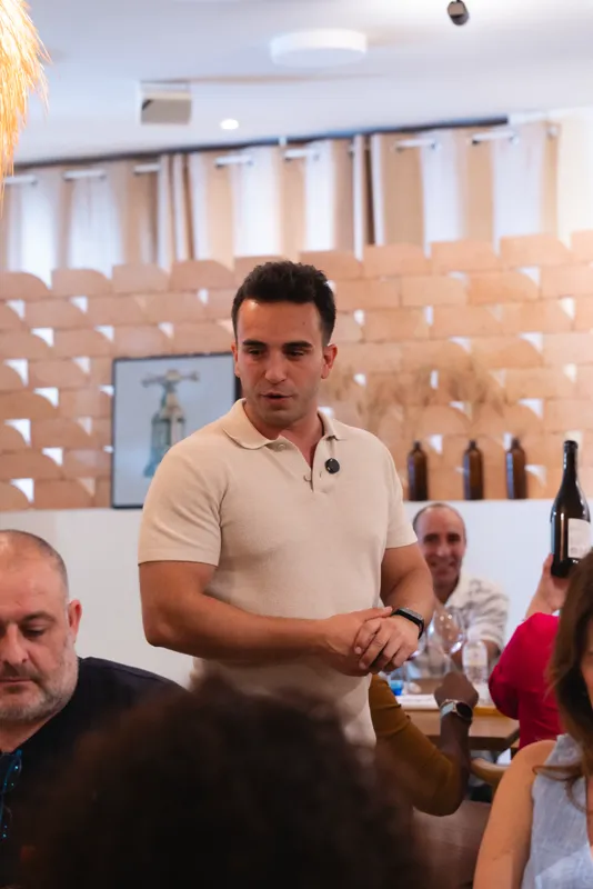 El bodeguero explicando sus vinos a la mesa