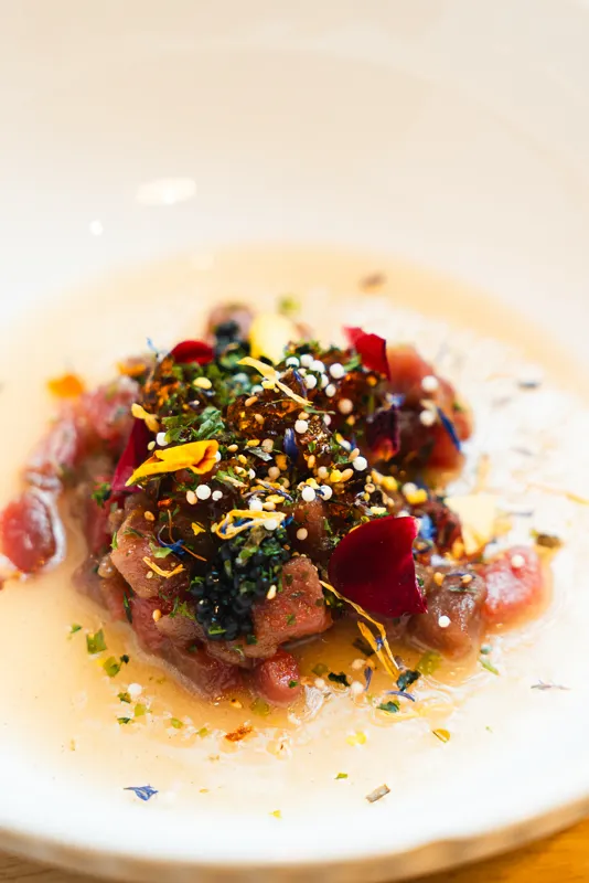 Tartar con caviar. The Table VII